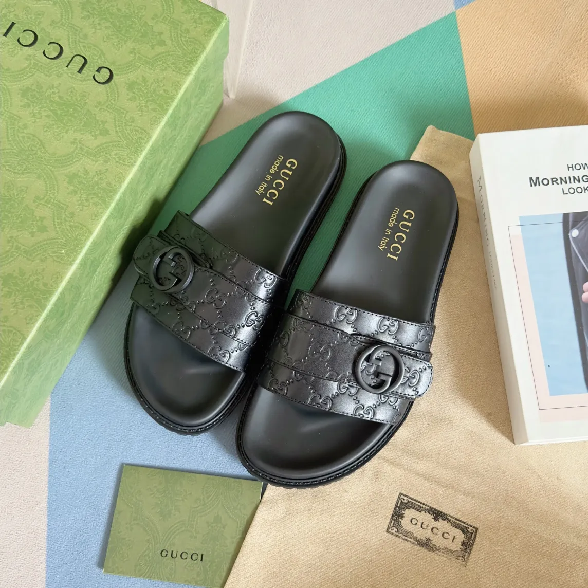[G Home] Men's Men's Shoes💰: 300💰Size: 38-45 🆕2024Gucci Gucci Summer New Style Double G Presbyopia Flip-flops Cross Sandals Thick Sole Slippers Beach Shoes Original Purchase and Development Production G family's 2024 new summer dark horse items, fashion bloggers at home and abroad have put on the show, and it has become popular on social platforms at home and abroad. Fashionistas must pay for it, and they spend a lot of money to create ingenious craftsmanship and accurately restore every detail. Exquisite packaging at the delivery counter🛍📦 ▪️ Fabric: Original imported double G presbyopic leather ▪️ Lining: Original imported leather ▪️ Sole: Original open molded T men's shoes 💰U outsole ▪️ Bottom thickness: 3CM